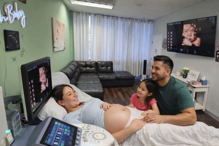 Family enjoying an ultrasound session at Video Prenatal